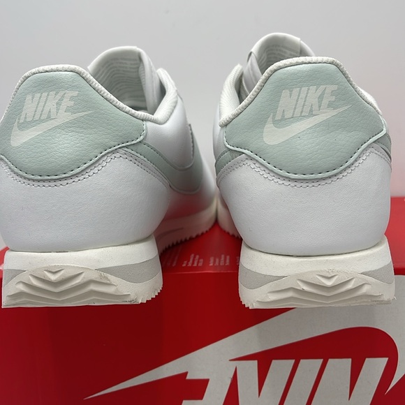 Nike Cortez Leather
Women's
Summit White/Sail/Light
Bone/Light Silver
DN1791-106 - Picture 13 of 16